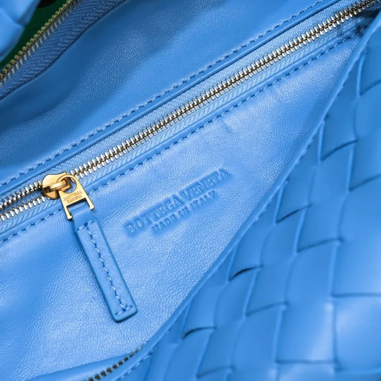 Batch 1460 BV Bottega Veneta 2022 Early Spring New Ladies Medium JODIE Handbag BV Bag 🔥The new method is to round the corners on the original basis and knot the round hobo bag with classic woven leather. The most iconic triangular pull-out design, using sheepskin draped soft shape, is super suitable for concave shapes~ Jodie feels really gentle to people, and is definitely the best item for daily matching. It has the same weave, new elements and twists, and is versatile. It is the new favorite of street style Internet celebrities! Size: 36*21*13 Model: 6697